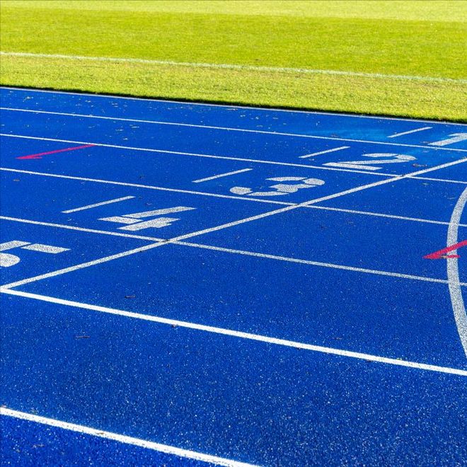 B体育：揭秘塑胶跑道：优缺点全解析(图3)