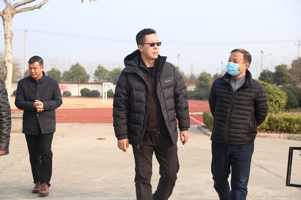 B体育：教育部教育装备研究与发展中心标准与质量处处长张耀东莅临宋庄小学调研(图1)